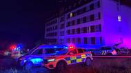 Běsnící sanitář, kterého zastřelili, se na ubytovně dobýval do pokojů sekyrou
