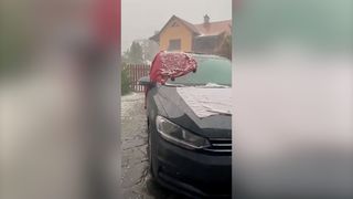 Vytáhli lopaty na sníh. Na Valašsku uklízeli hromady krup, které neroztály ani v červenci