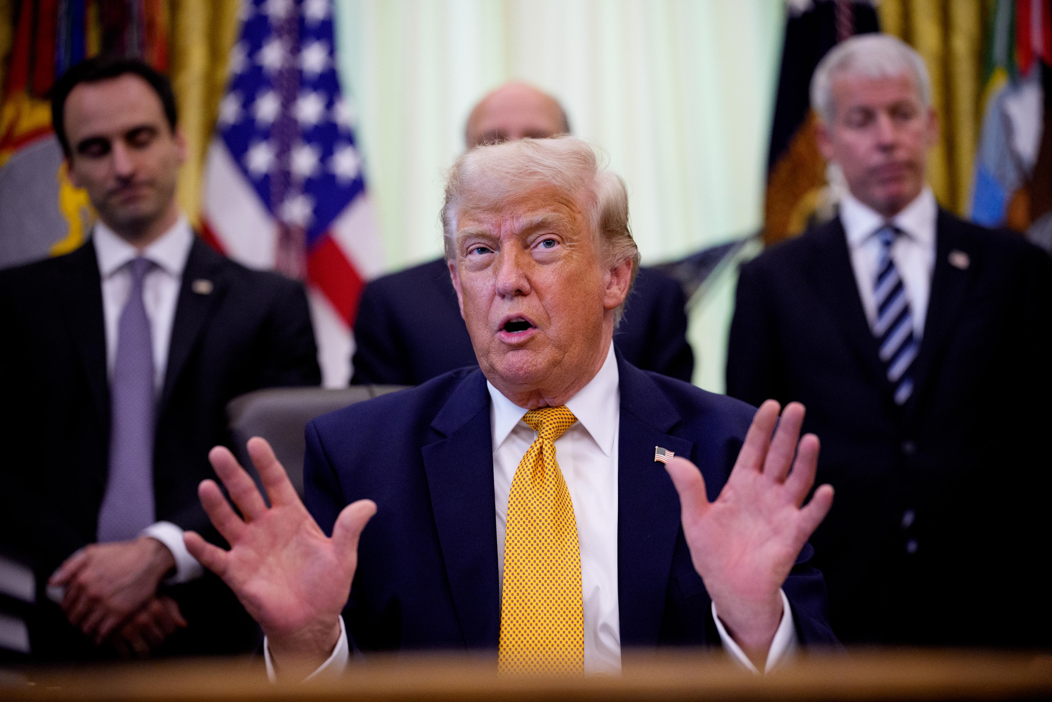 Trump zbohatl o miliardy. Tisíce jeho akciových obchodů ale vzbuzují podezření
