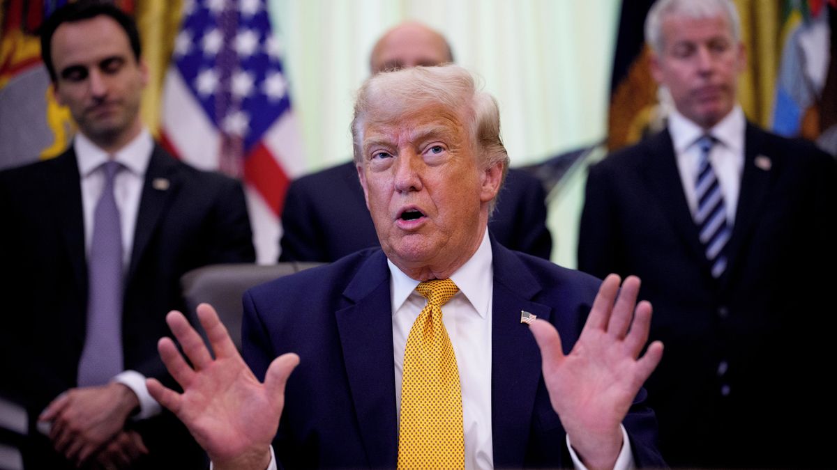 Trump zbohatl o miliardy. Tisíce jeho akciových obchodů ale vzbuzují podezření