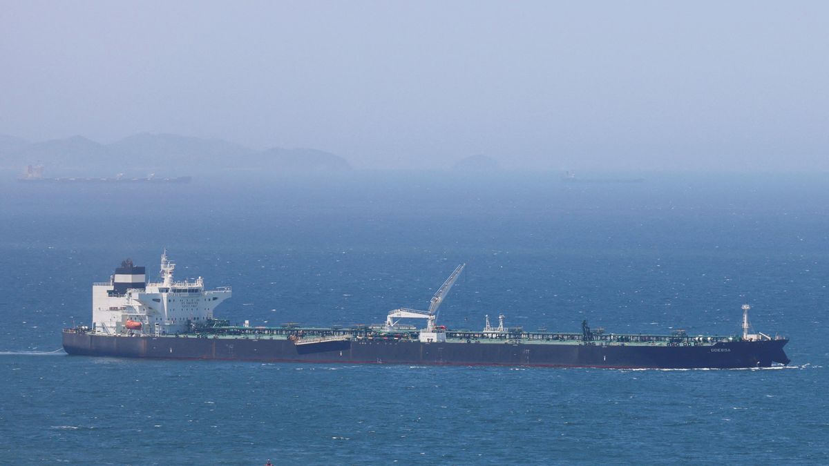 Tanker u Hormuzského průlivu zasáhl neznámý projektil