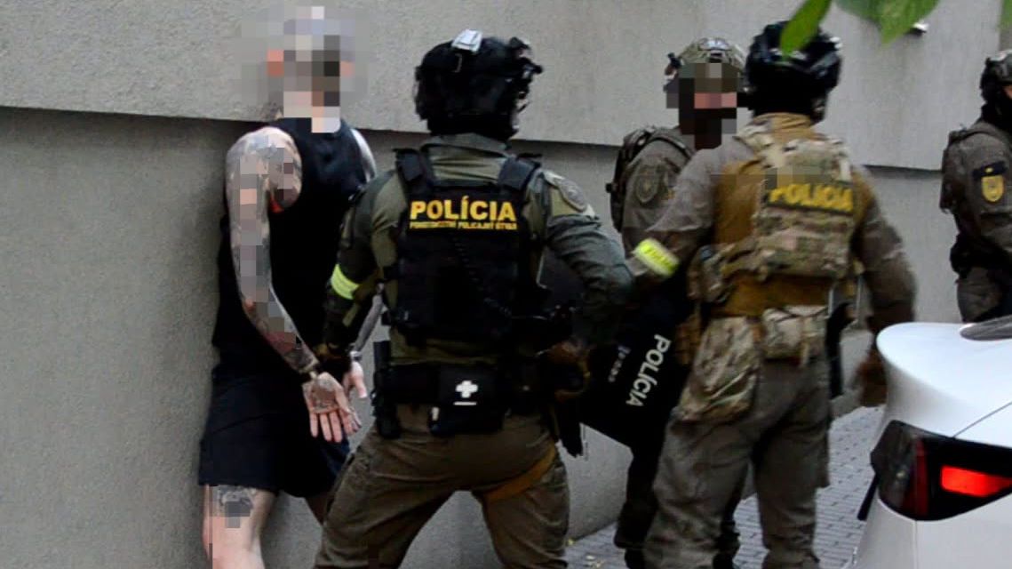 Slovenská a česká policie rozbila skupinu podvodníků s kryptoměnami. Zadržen i slovenský influencer
