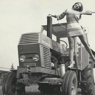 Zetor Crystal 8011 patří k ikonám československého zemědělství. Model z přelomu 60. a 70. let přinesl výkon kolem 80 koní, moderní bezpečnostní kabinu a vyšší komfort obsluhy. Stal se jedním z nejúspěšnějších exportních traktorů značky Zetor a položil základy legendární řady Crystal.
