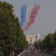 Akrobatická skupina Patrouille de France nad Champs-Élysées. Na obou křídlech ji doprovázely Mirage, jeden měl francouzskou posádku, druhý ukrajinskou.