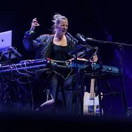 Italská multiinstrumentalistka Gaia Banfi hrála za deště na Steel Stage. 