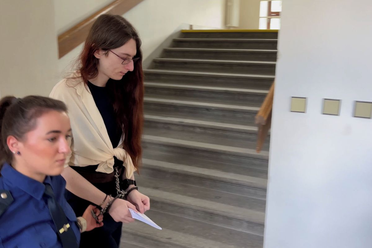 Přítel ji požádal, ať ho zabije, tak ho bodla do krku. Za pokus o vraždu dostala sedm let