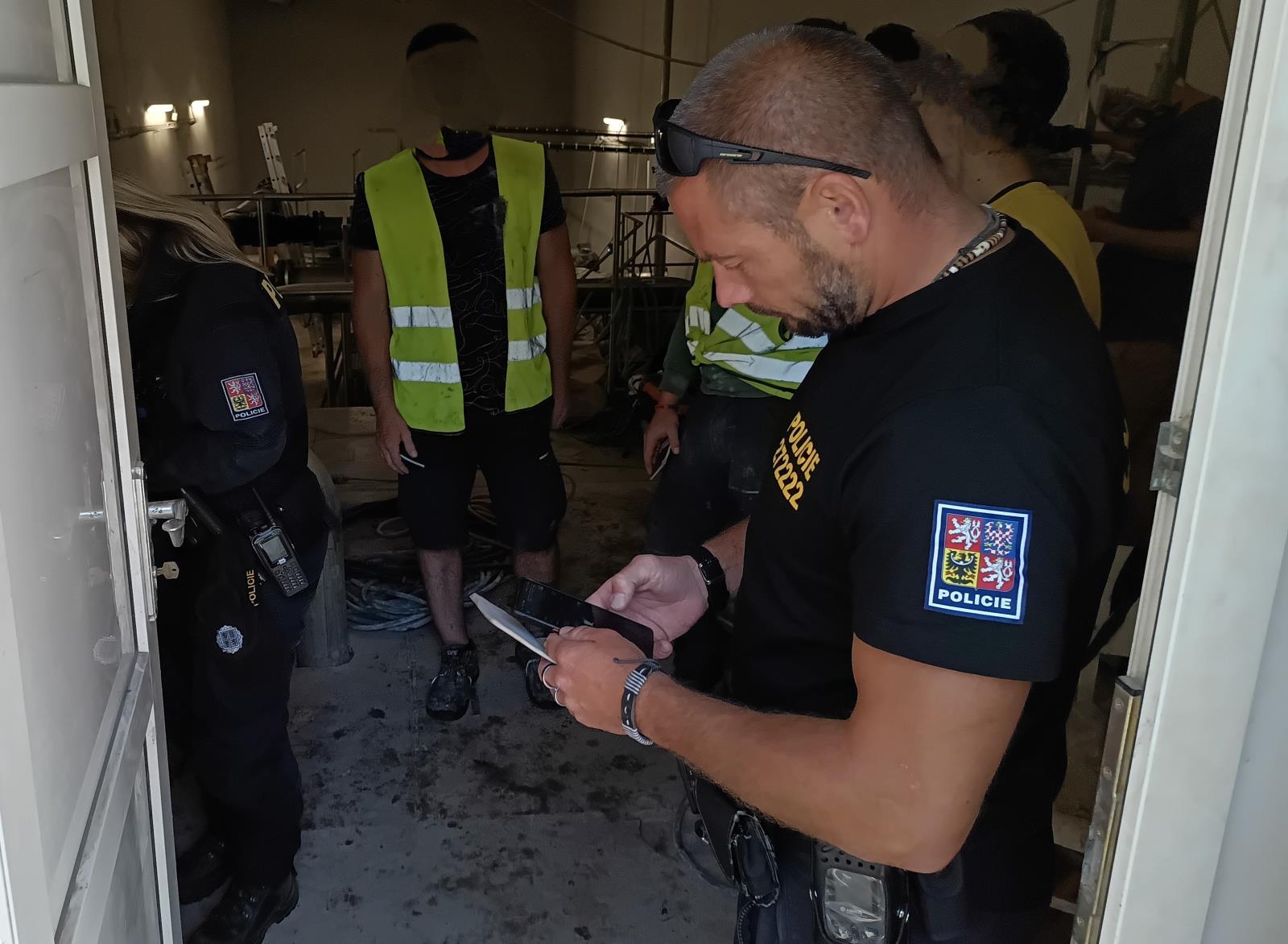 Při kontrolách staveb objevili policisté nelegálně zaměstnané cizince. Čeká je vyhoštění