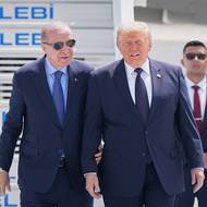 Velké osobnosti summitu NATO. Prezident hostitel Recep Tayyip Erdogan a Donald Trump. 