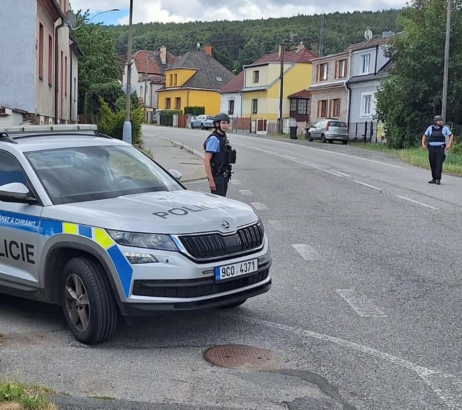 Policejní manévry ve Strakonicích. Žena mířila na souseda pistolí