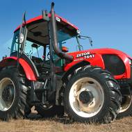 Zetor Proxima 7441, vyráběný v letech 2004 až 2009, patří mezi nejúspěšnější modely novodobé historie značky. Traktor s výkonem 75 koní a pohonem všech kol si získal oblibu díky univerzálnímu využití, spolehlivosti a nízkým provozním nákladům, které jsou pro značku Zetor typické.