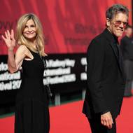 Kyra Sedgwicková a Kevin Bacon na červeném koberci na karlovarském festivalu