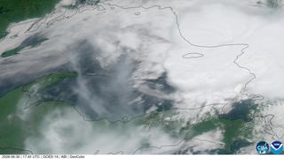 Satelit zachytil, jak bouřky rozvlnily mraky nad Hořejším jezerem