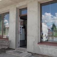 V obci funguje prodejna potravin.