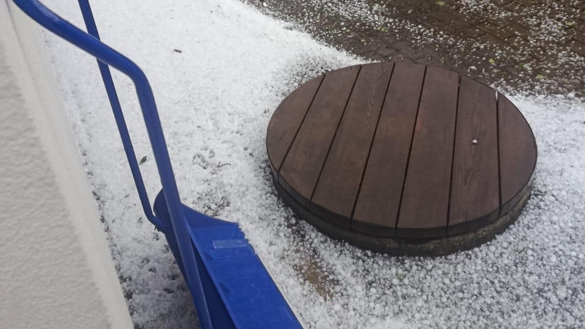 Vytáhli lopaty na sníh. Na Valašsku uklízeli hromady krup, které neroztály ani v červenci