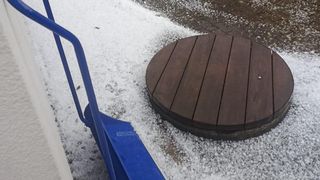 Vytáhli lopaty na sníh. Na Valašsku uklízeli hromady krup, které neroztály ani v červenci