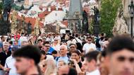 FOTO: Přes turisty ucpaný Karlův most téměř nejde přejít