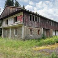V Hrudkově u Vyššího brodu byla původně ubytovna pro dělníky pracující na stavbě Lipenské přehrady, pak tu vznikl (a zanikl) rekreační areál.