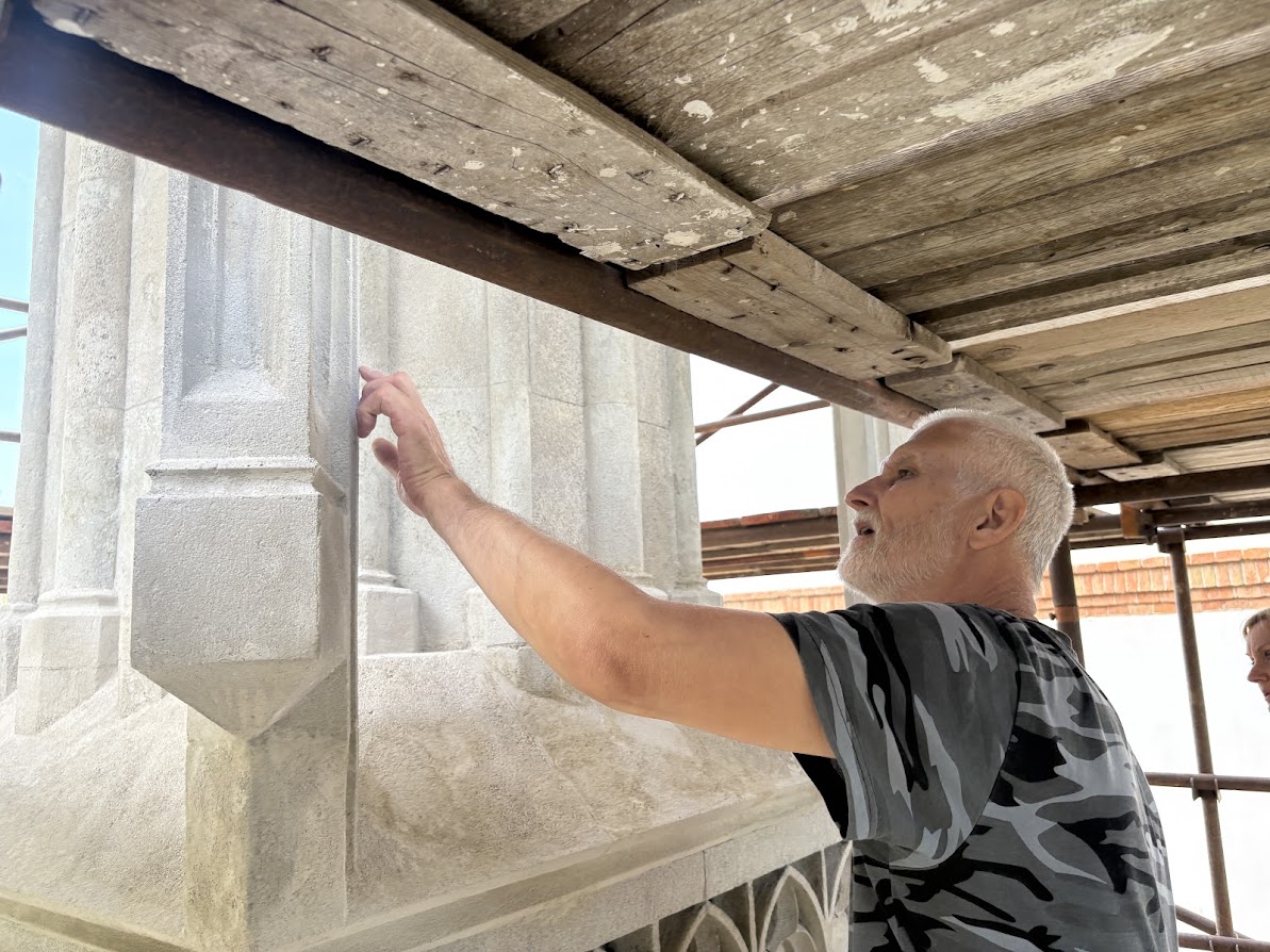 Zderadův sloup. Smírčí kříž a němý svědek poslední cesty k popravě je v péči restaurátora
