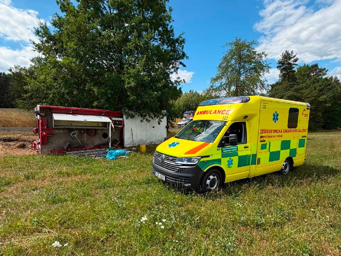 Jihočeští hasiči se cestou k zásahu srazili s protijedoucím autem. Jeden z hasičů se zranil