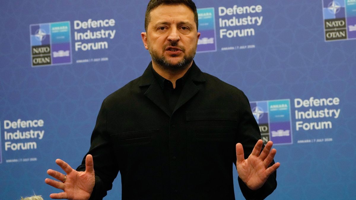 Opravdu si myslíte, že máme zůstat mimo NATO? Zelenskyj se v Ankaře pochlubil vojenskými úspěchy