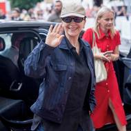 Herečka Juliette Binocheová před hotelem Pupp