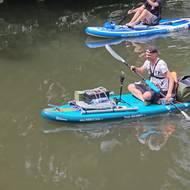 Paddleboard je plný vybavení.