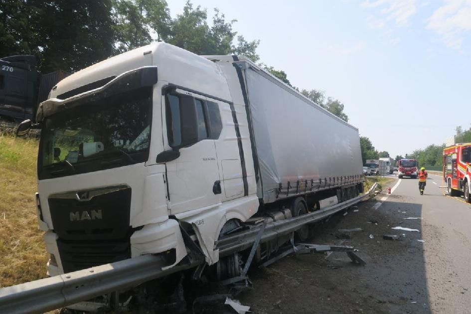 Nevěnoval se řízení a kamionem v Mohelnici válcoval, co mohl. Škoda je jeden a čtvrt milionu 