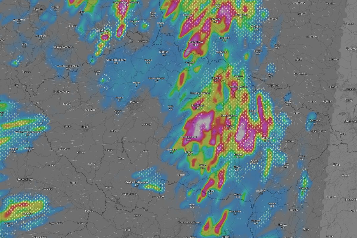 Meteorologové varují před silnými bouřkami i vedrem
