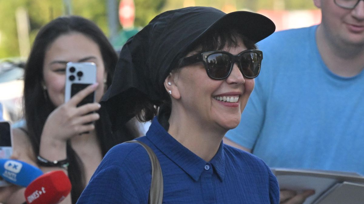 Do Karlových Varů přiletěla režisérka a herečka Maggie Gyllenhaalová