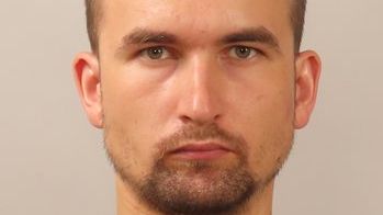 Nahý vnikl do školky i na dětské hřiště. Pražská policie hledá další oběti exhibicionisty