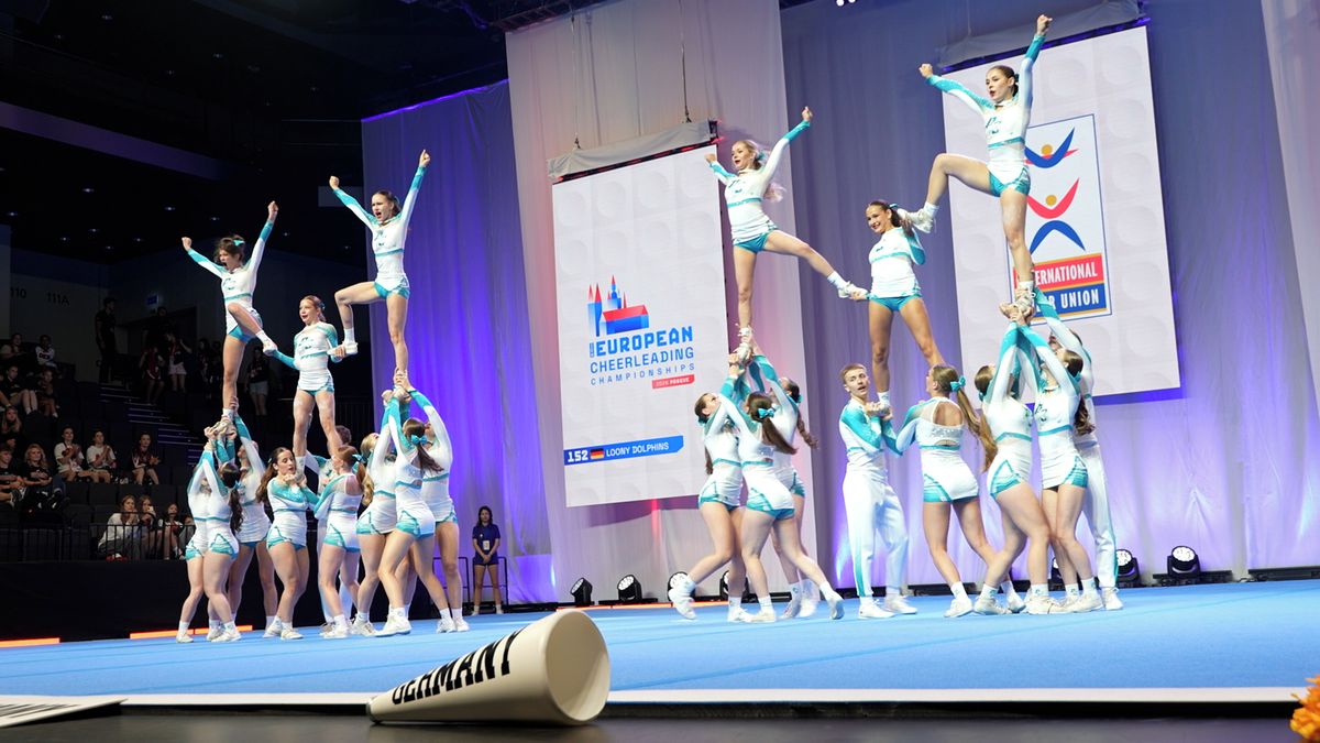 Cheerleading není jen o krátkých sukních a třásních, ale i o akrobacii, říkají pořadatelé šampionátu v Praze