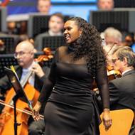 Sopranistka Aundi Marie Moore jako Serena v koncertním provedení Gershwinovy opery Porgy a Bess