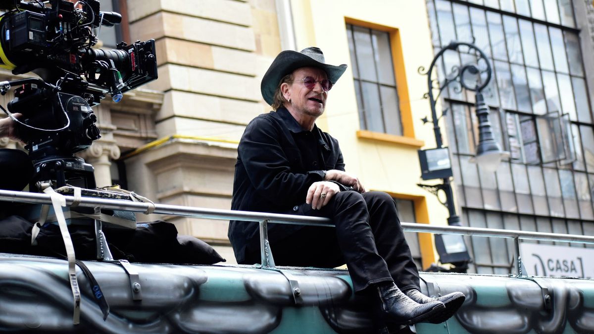U2 zaklepali na dveře mexické rodiny a na jejím balkóně dokončili nový videoklip