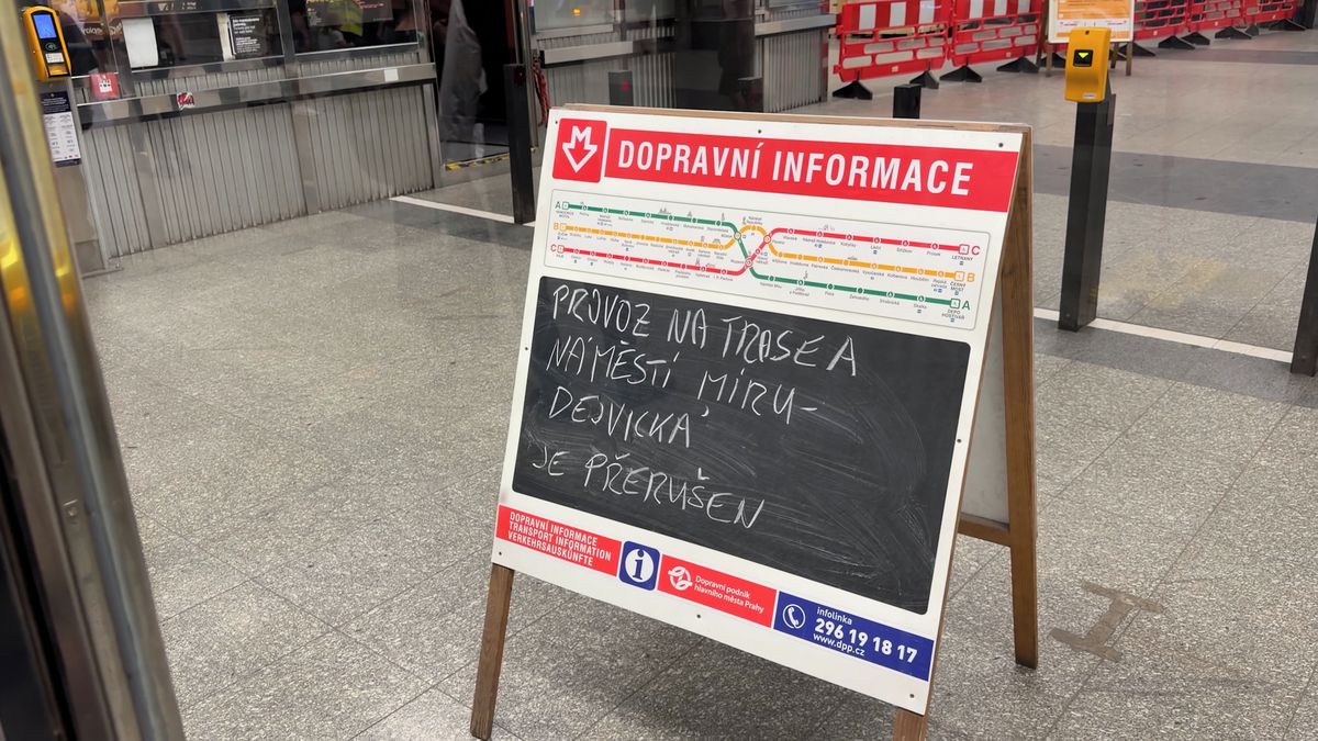 Mladík spadl v Praze pod metro, je těžce zraněný