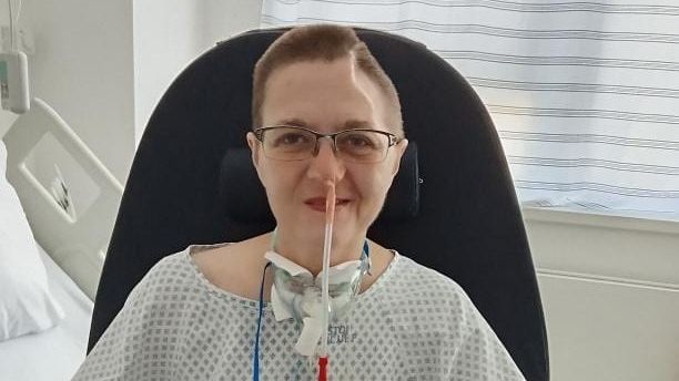 Krvácela do mozku a odstranili jí část lebky. Matka dvou dětí se přesto nevzdala a vrátila se domů