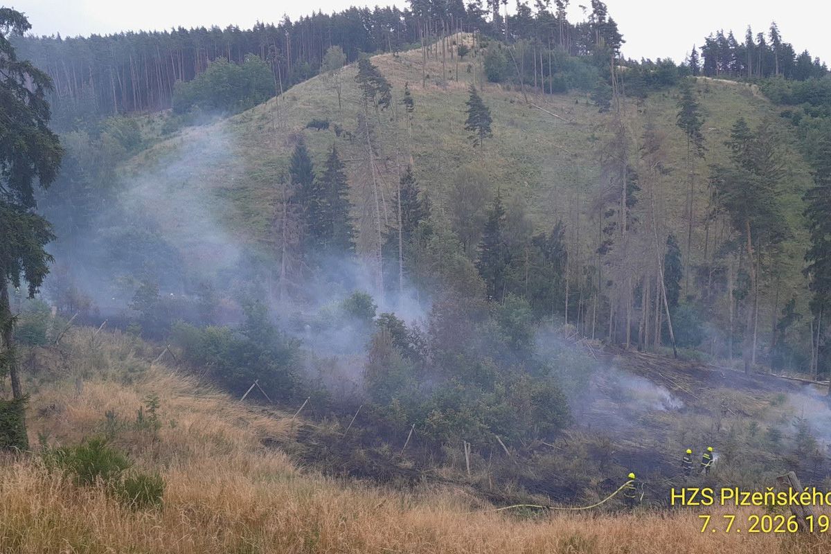 Na Tachovsku hoří les, na místo povolali vrtulník Black Hawk