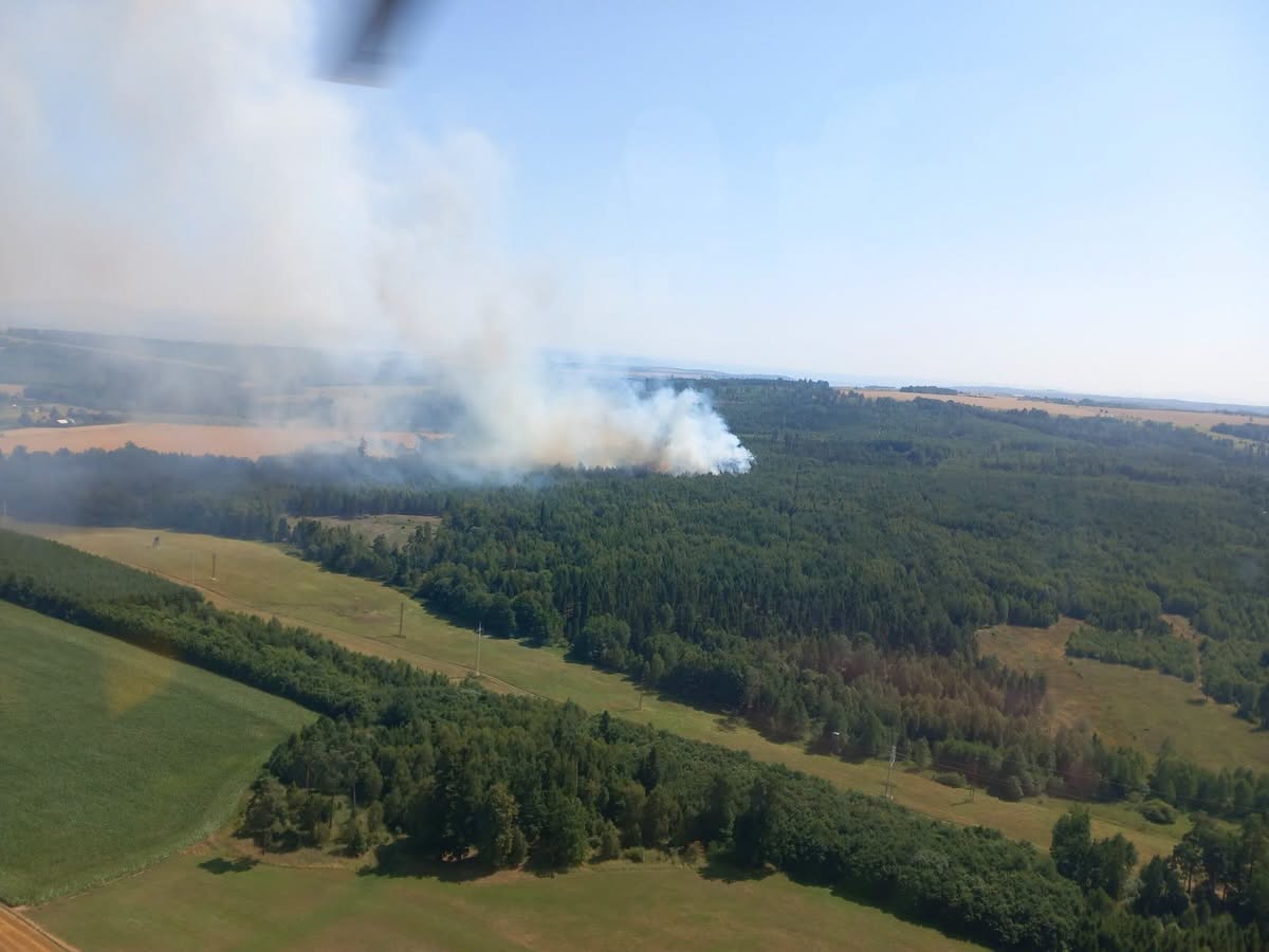 Hasiči na Opavsku bojují s požárem lesa, vyhlásili třetí stupeň poplachu