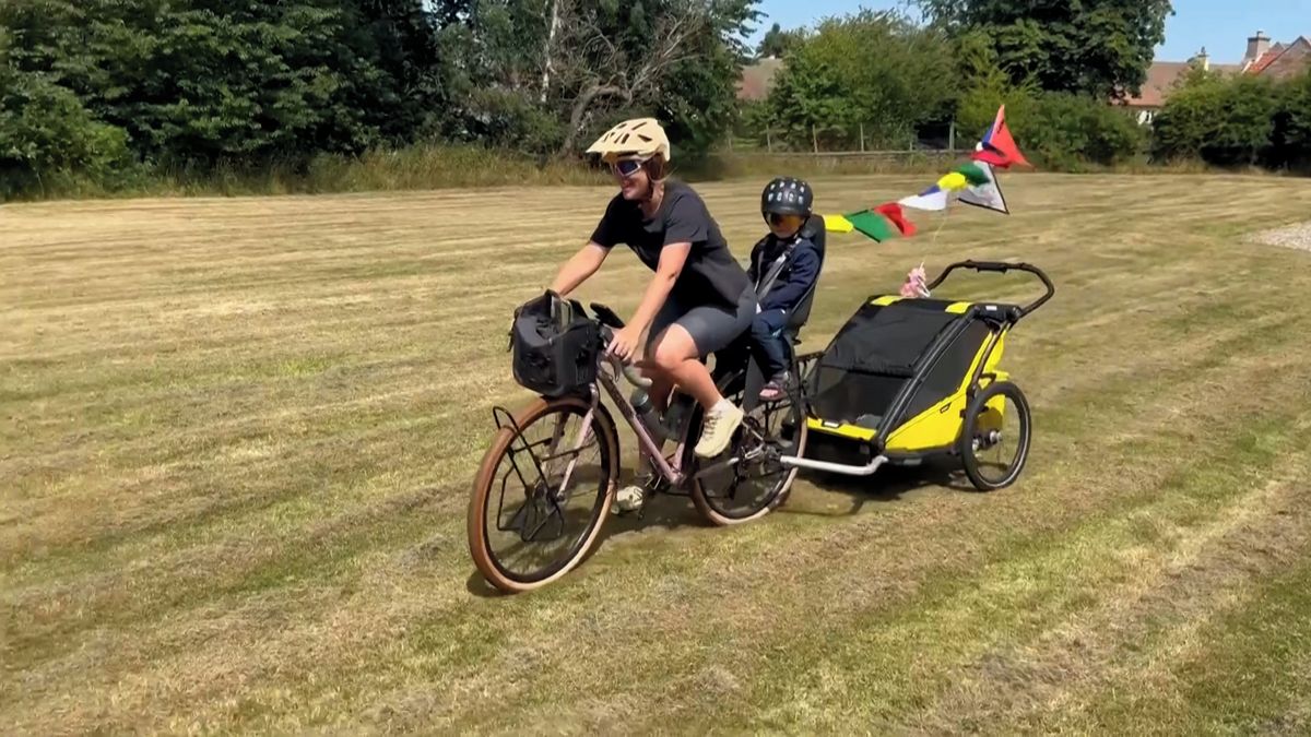 Bez tréninku a se dvěma dětmi v závěsu. Britka ujela v létě přes 1600 kilometrů