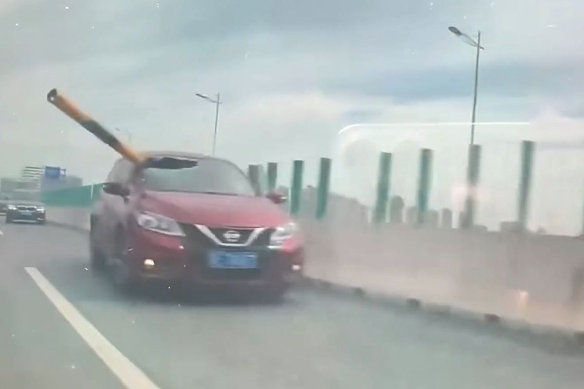 Čínský řidič se podruhé narodil, jeho auto prošpikovala masivní kovová roura