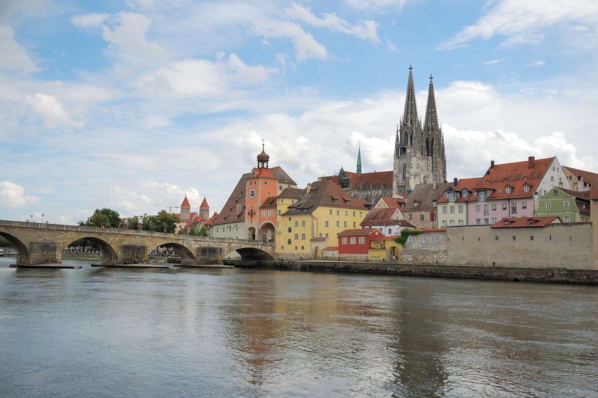 V německém Řeznu přepadli banku a drží rukojmí
