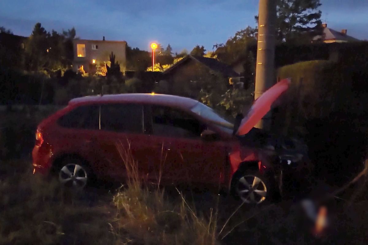 Seniorka sjela s autem v Řevnicích do pole, museli ji resuscitovat