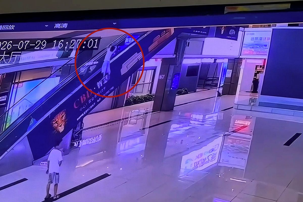 Šestiletý chlapec vyjel po madle eskalátoru do šestimetrové výšky a málem se zřítil. Drama zachytily kamery