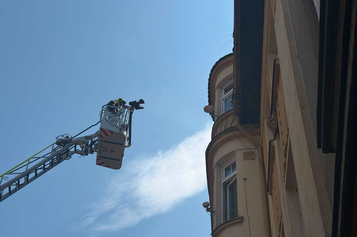 V Děčíně hořela výšková budova, před požárem prchalo 13 lidí