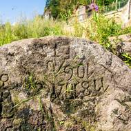 Kámen je normálně pod hladinou, vidět bývá jen ve velmi suchých letech. Nejstarší letopočet na tom děčínském je z roku 1616.