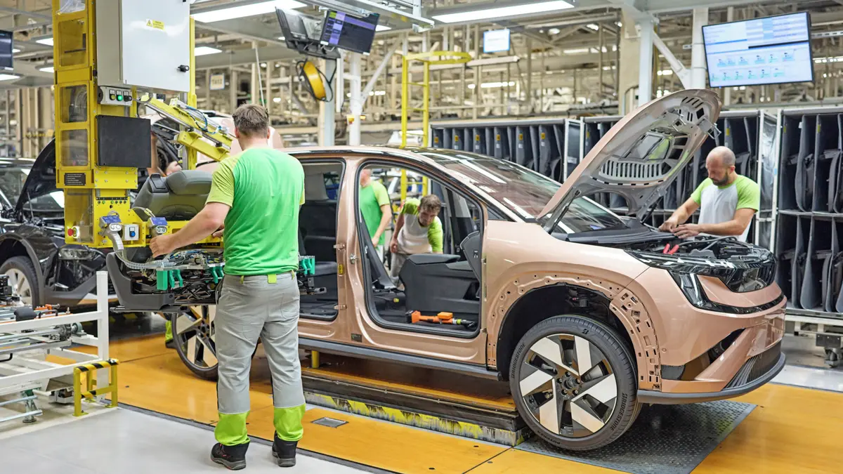Zmrazení platů ve Škodě je podle expertů nefér. Zisková automobilka doplácí na problémy Volkswagenu