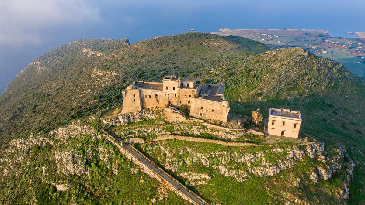 Drobný italský ostrov byl středobodem Nolanovy Odyssey. Teď na to chce přivábit turisty