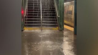 Silné deště zaplavily New York, teklo i do metra
