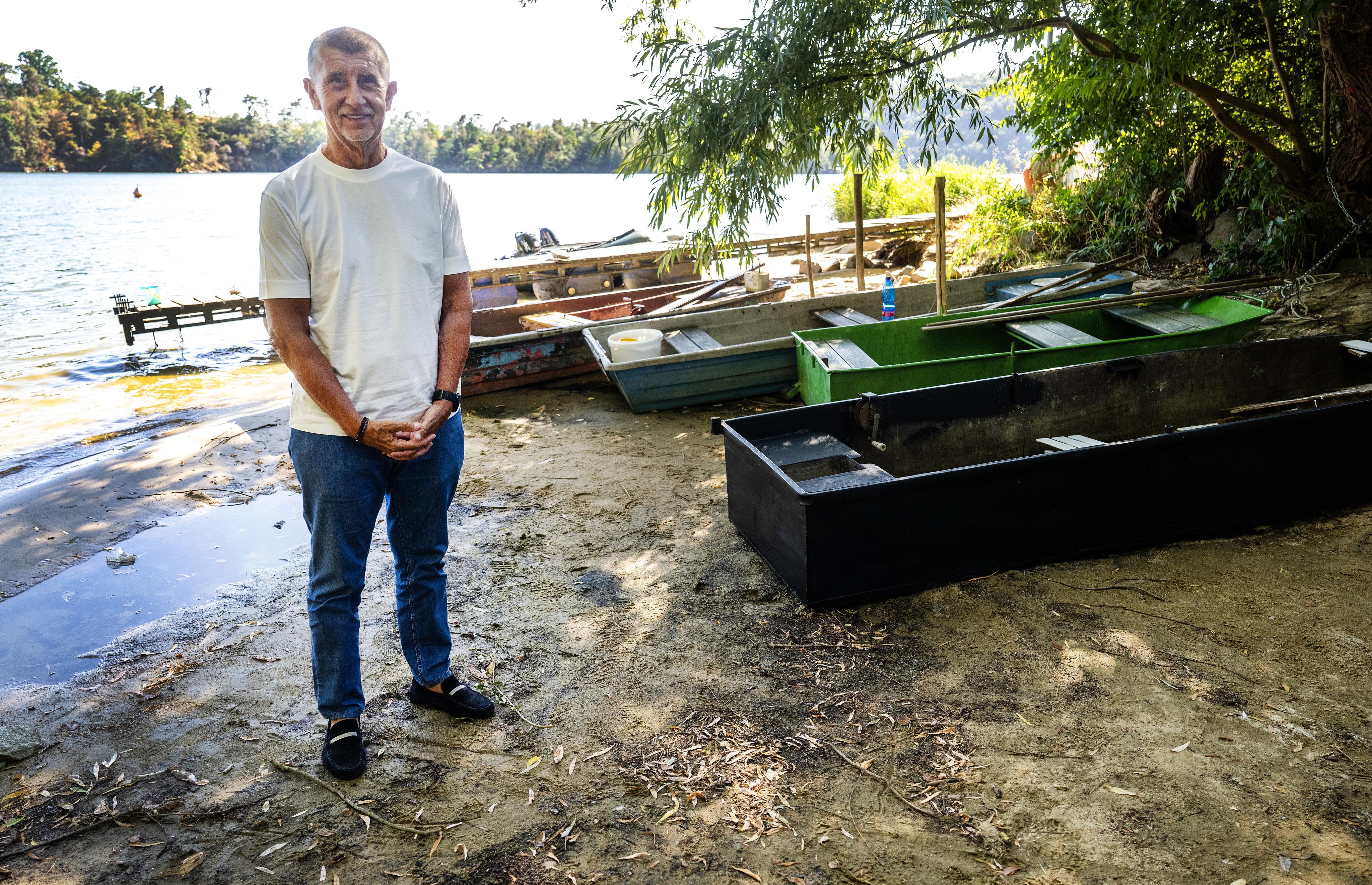 Babiš představil členy komise bojující proti suchu