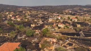 Záběry z dronu ukazují spálený Balkán