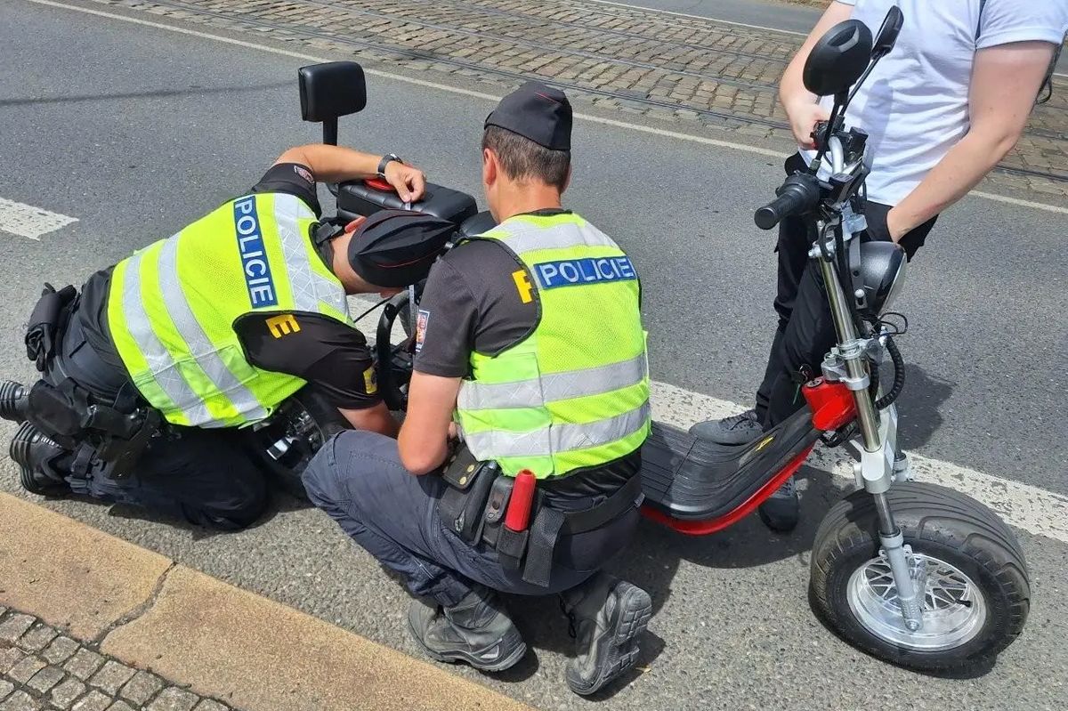 Kurýři v hledáčku policie. Praha posílí kontroly neschválených typů elektrokol